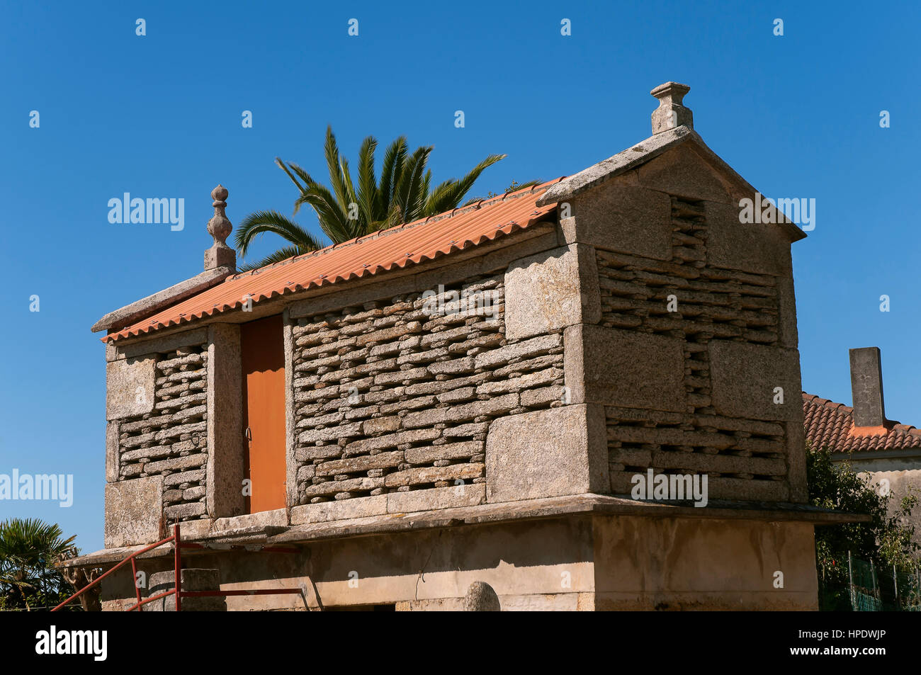 Traditionelle galicische Horreo (Getreidespeicher), Malpica de Bergantiños, La Coruña Provinz, Region Galicien, Spanien, Europa Stockfoto