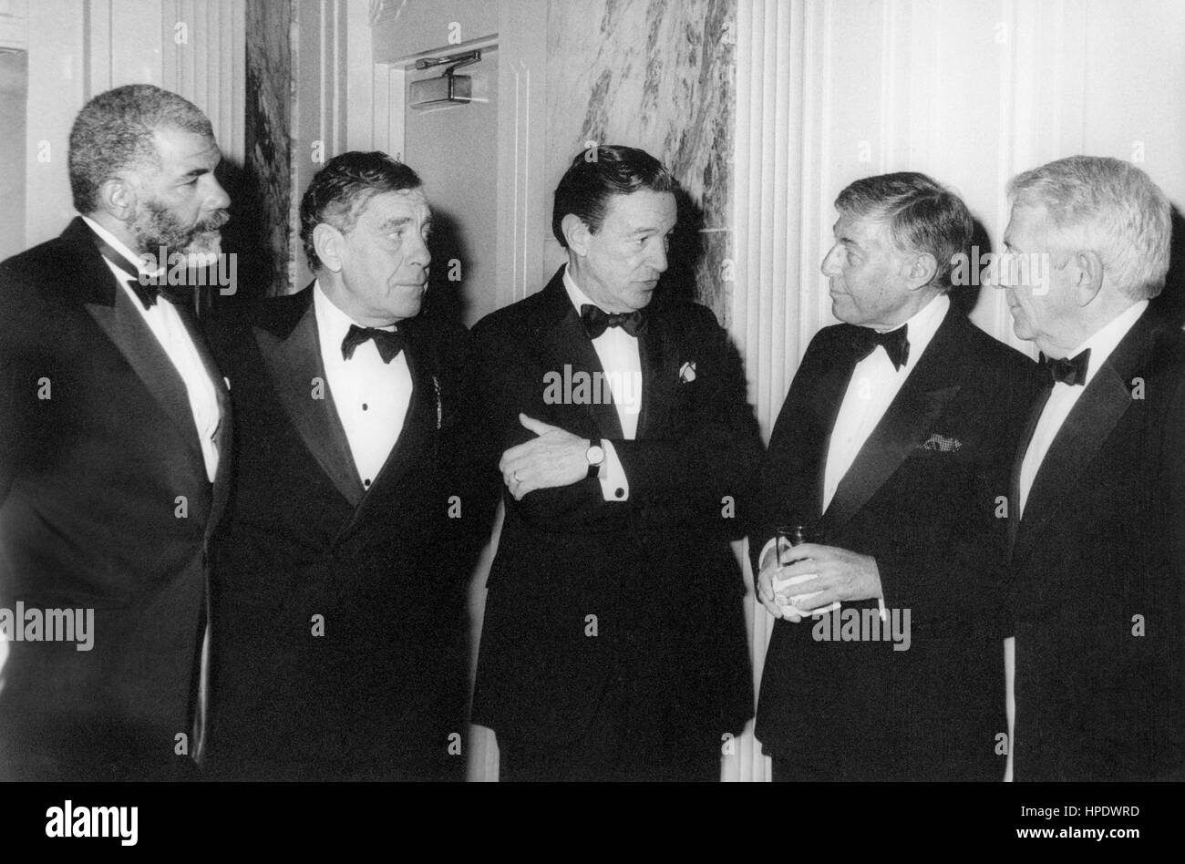 Die Besetzung von 60 Minuten, Harry Reasoner, Mike Wallace, Ed Bradley, Dan Rather, Don Hewitt und Morley Safer abgebildet, nach den Gold Medal Award von internationalen Radio und Television Society im März 1988 Erhalt Stockfoto