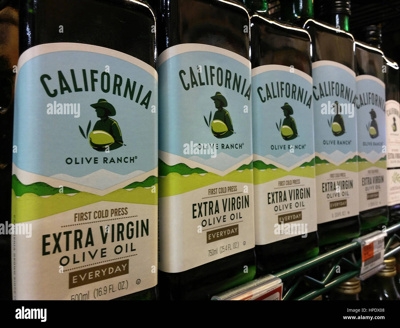 Flaschen von California Olive Ranch hausgemachtes Olivenöl auf einem Supermarktregal am Donnerstag, 16. Februar 2017 in New York. Verkauf von Olivenöl sind teilweise aufgrund der angeblichen Verdünnung von nativen Ölen aus Europa gestiegen.  (© Richard B. Levine) Stockfoto