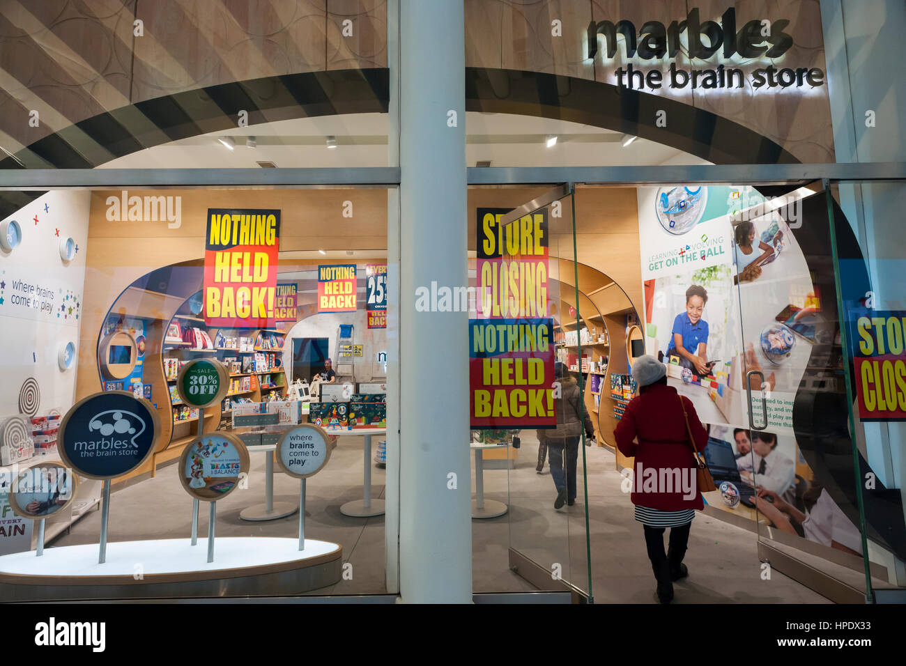 Liquidation Zeichen zieren die "Murmeln, The Brain Store" Lage in der Westfield Mall in New York auf Freitag, 17. Februar 2017. Die Kette erlitt eine schlechte 2016 und hat für Kapitel 11 Gläubigerschutz eingereicht und ist alle 37 seiner Filialen bundesweit Schalung. Das Unternehmen konzentriert sich jetzt auf e-Commerce, groß- und Geld verdienen mit seinem geistigen Eigentum.  (© Richard B. Levine) Stockfoto
