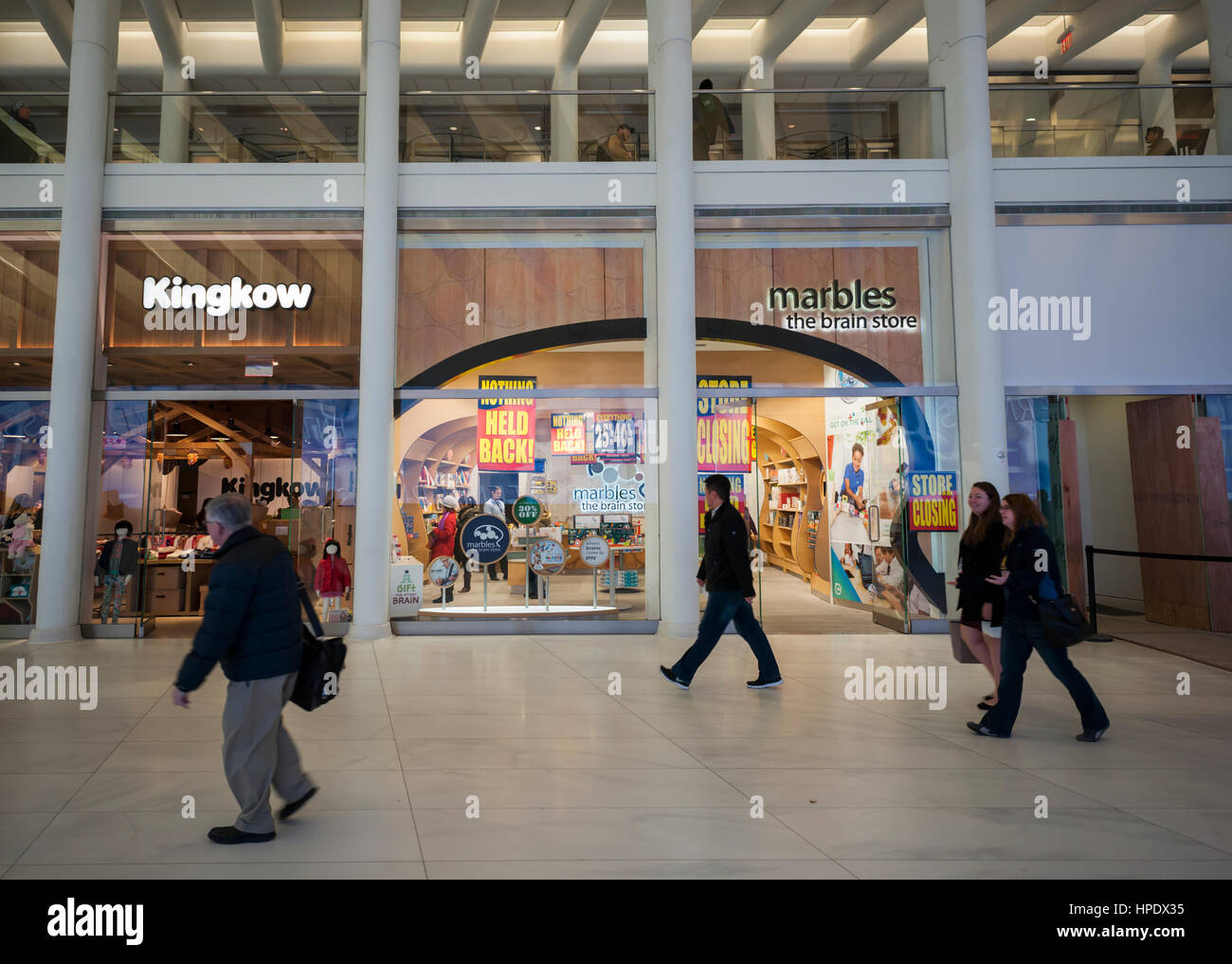 Liquidation Zeichen zieren die "Murmeln, The Brain Store" Lage in der Westfield Mall in New York auf Freitag, 17. Februar 2017. Die Kette erlitt eine schlechte 2016 und hat für Kapitel 11 Gläubigerschutz eingereicht und ist alle 37 seiner Filialen bundesweit Schalung. Das Unternehmen konzentriert sich jetzt auf e-Commerce, groß- und Geld verdienen mit seinem geistigen Eigentum.  (© Richard B. Levine) Stockfoto