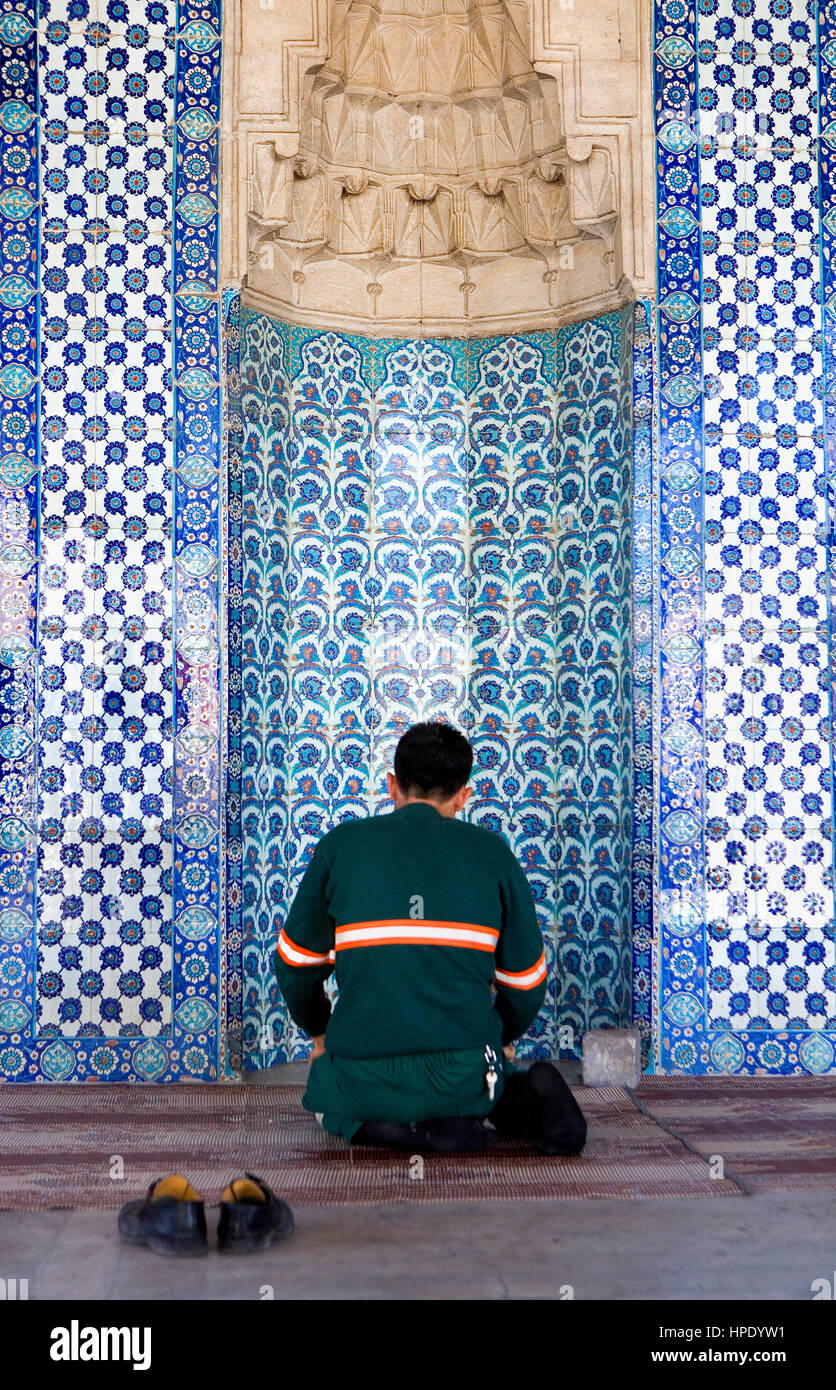 Am beten Rustem Pasa Moschee, Istanbul, Türkei Stockfoto