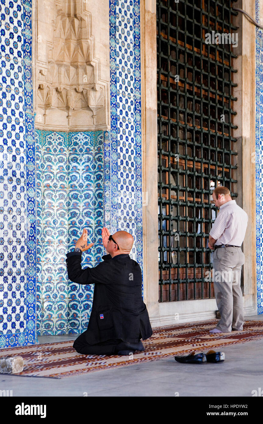 Am beten Rustem Pasa Moschee, Istanbul, Türkei Stockfoto
