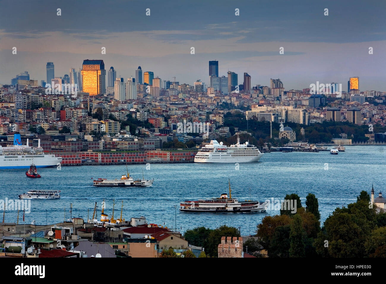Bosporus Meerenge und Finanzviertel Skyline, Istanbul. Turkei Stockfoto