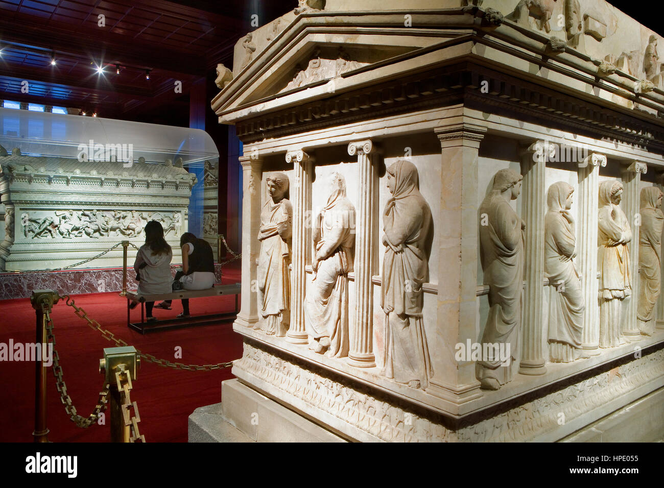 Archäologisches Museum. Sarkophag von trauernden Frauen (Mitte 4 ten Cent BC) und Alexander Sarcophagus, im Hintergrund. Istanbul Stockfoto