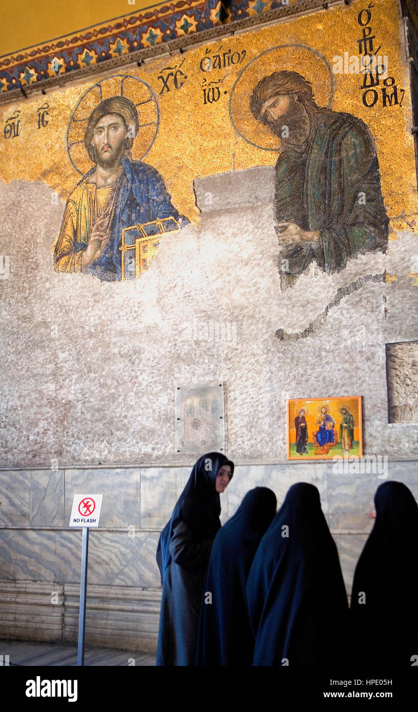 Hagia Sophia.Deesis Mosaik. Byzantinische Mosaiken und Touristen. Istanbul. Turkei Stockfoto