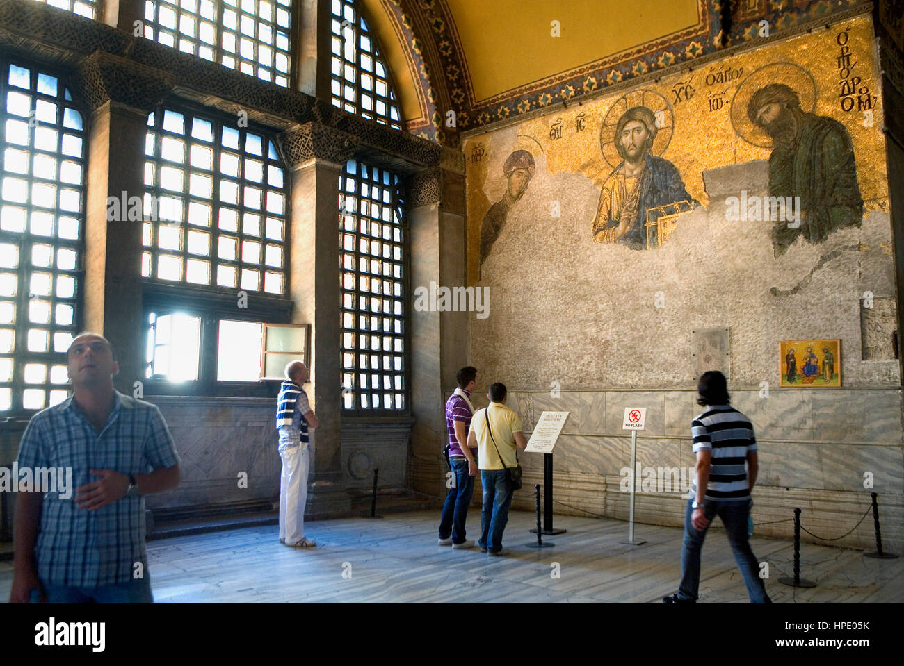 Hagia Sophia. Deesis Mosaik. Byzantinische Mosaiken und Touristen. Istanbul. Turkei Stockfoto