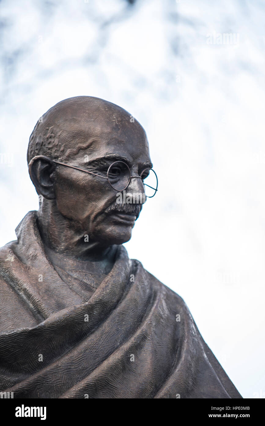 Mahatma Gandhi-Statue in Parliament Square, gegenüber des Palace of Westminster, London, UK. Bronze von Philip Jackson Stockfoto