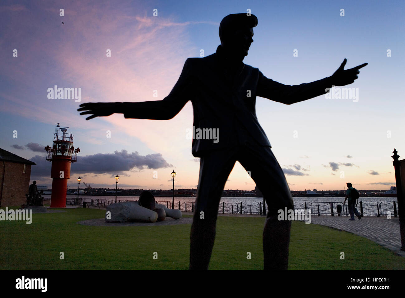 Skulptur von Billy Fury. Von Tom Murphy.Coupled Albert Dock und vor Mersey River. Liverpool. England. UK Stockfoto