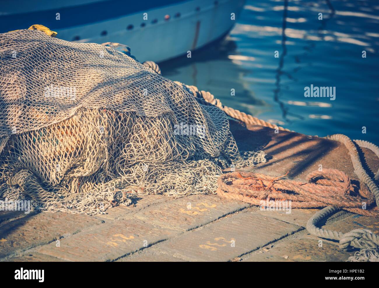 Fischernetze auf dem Marina Closeup Foto. Fischerei-Industrie. Stockfoto
