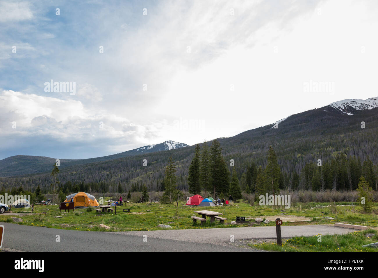 Zelte mit Bergen im Hintergrund am Timber Creek Campground in Rocky Mountain Nationalpark, Colorado Stockfoto