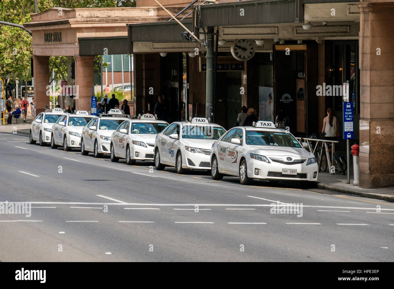 Adelaide, Australien - 11. November 2016: Taxi-Autos in der Nähe von Adelaide Bahnhof gesehen auf der Nordterrasse an einem Tag. Toyota Camry ist das meisten po Stockfoto