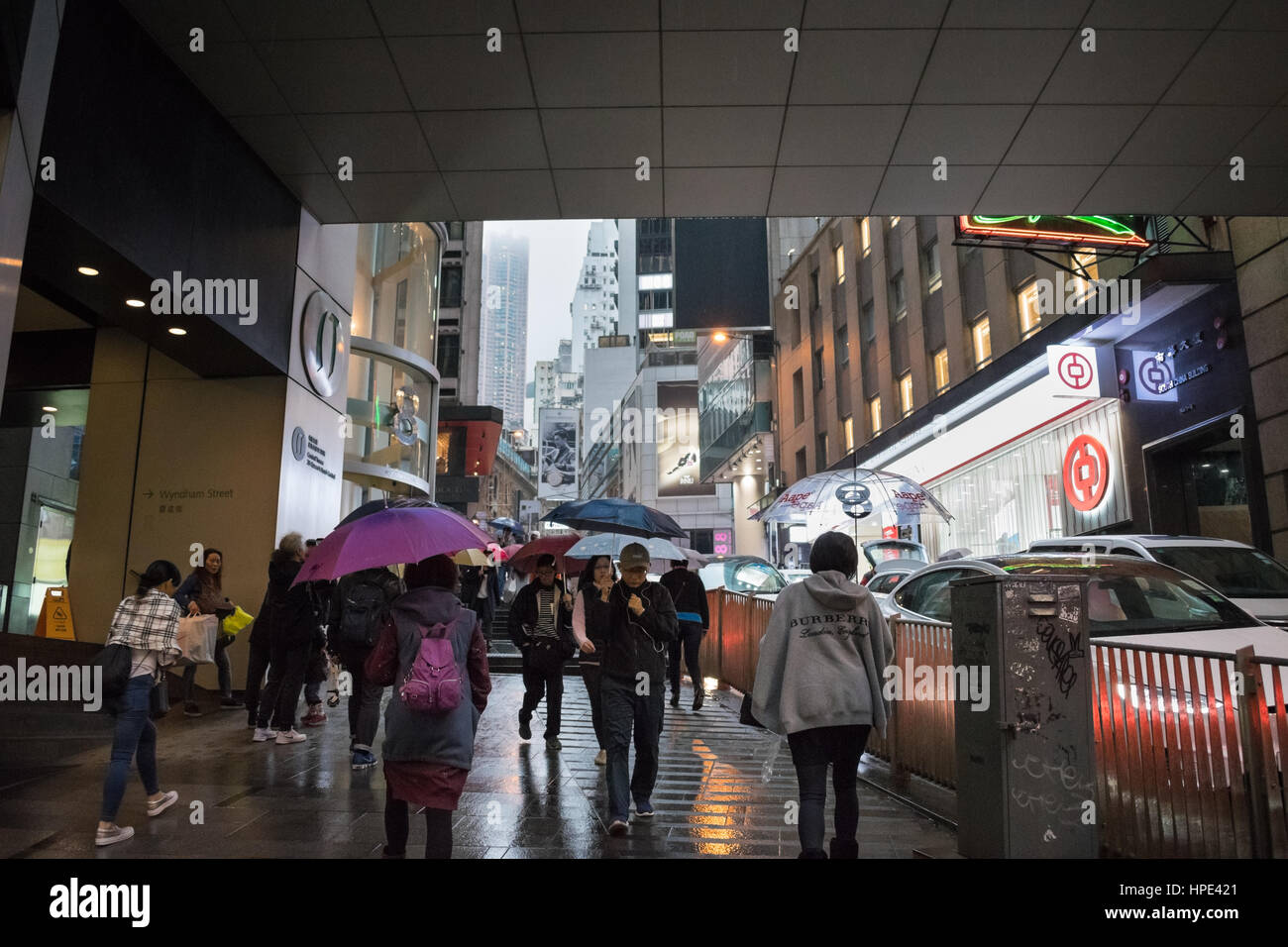 Fußgänger tragen Schirme an einem regnerischen Tag in Hong Kong Stockfoto