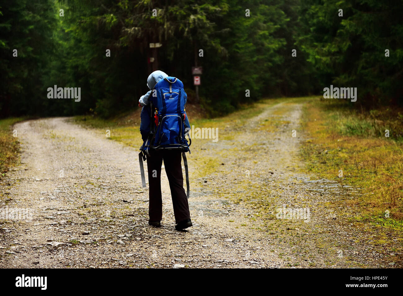 Junge Mutter trekking, tragen ihr Baby im Tragetuch Rucksack Kind Stockfoto