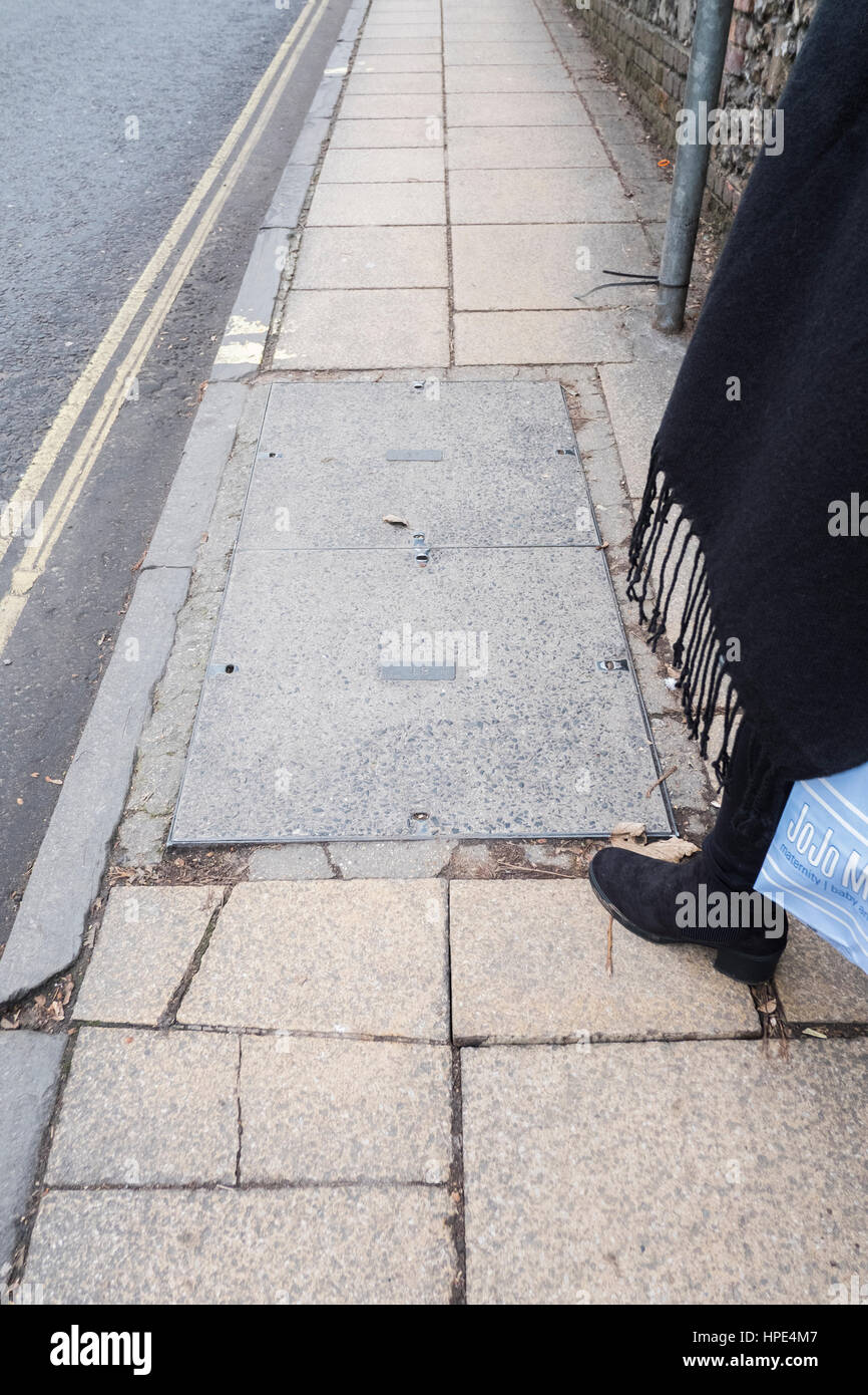 Pflasterdecke Straße in Winchester eine mögliche Stolperfalle angehoben Stockfoto