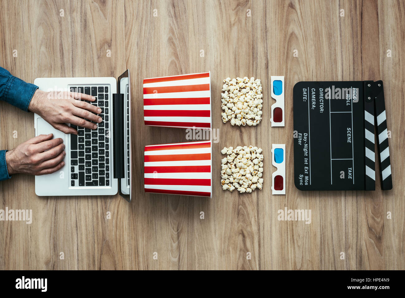Mann einen Film-streaming online, mit Popcorn, 3D-Brille und Schindeln, Kino und Entertainment-Konzept, flach zu legen Stockfoto