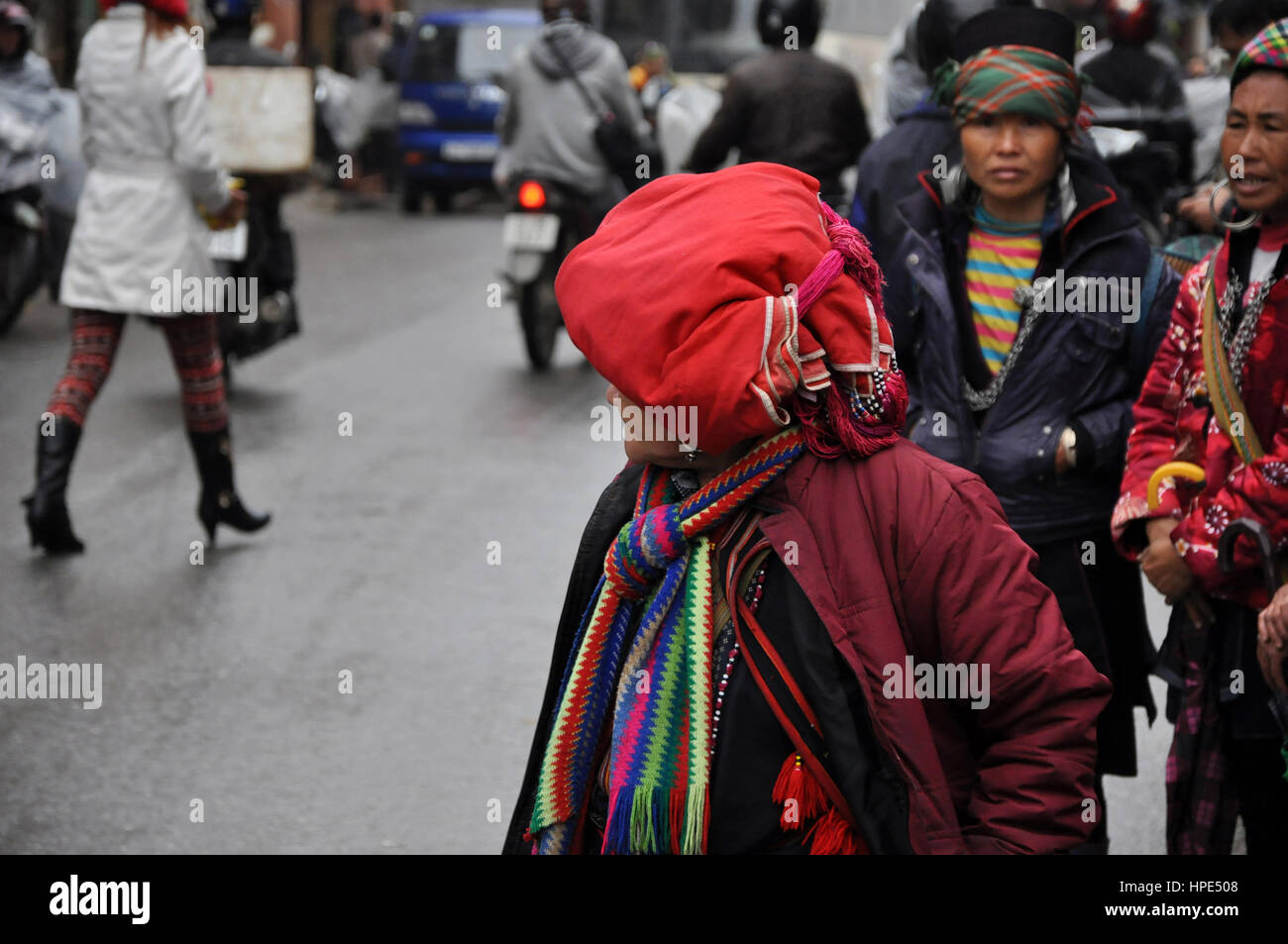 SA PA, VIETNAM - 22. Februar 2013: Unbekannte Frau aus der Gruppe der roten Dao Minderheit mit einem Turban. Red Dao Minderheit sind die 9. größte ethnische grou Stockfoto