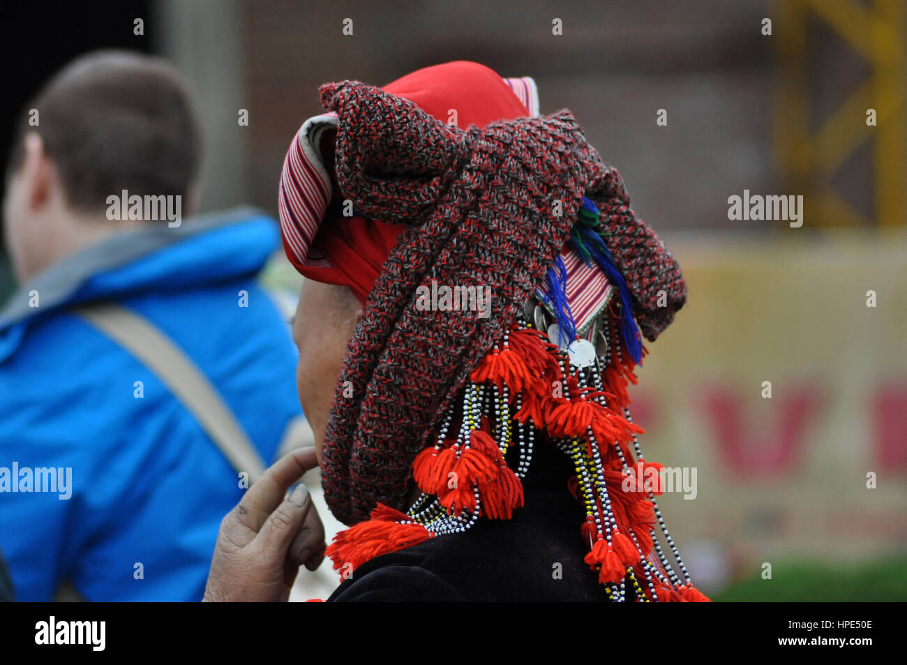 SA PA, VIETNAM - 22. Februar 2013: Unbekannte Frau aus der Gruppe der roten Dao Minderheit mit einem Turban. Red Dao Minderheit sind die 9. größte ethnische grou Stockfoto