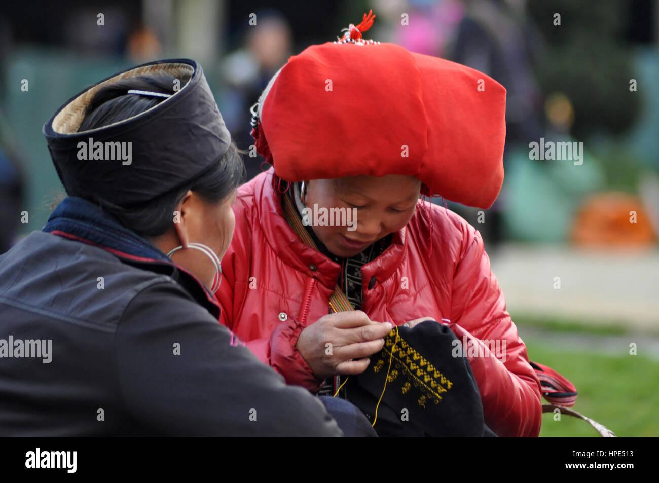 SA PA, VIETNAM - 22. Februar 2013: Unbekannte Frau aus der Gruppe der roten Dao Minderheit mit einem Turban. Red Dao Minderheit sind die 9. größte ethnische grou Stockfoto