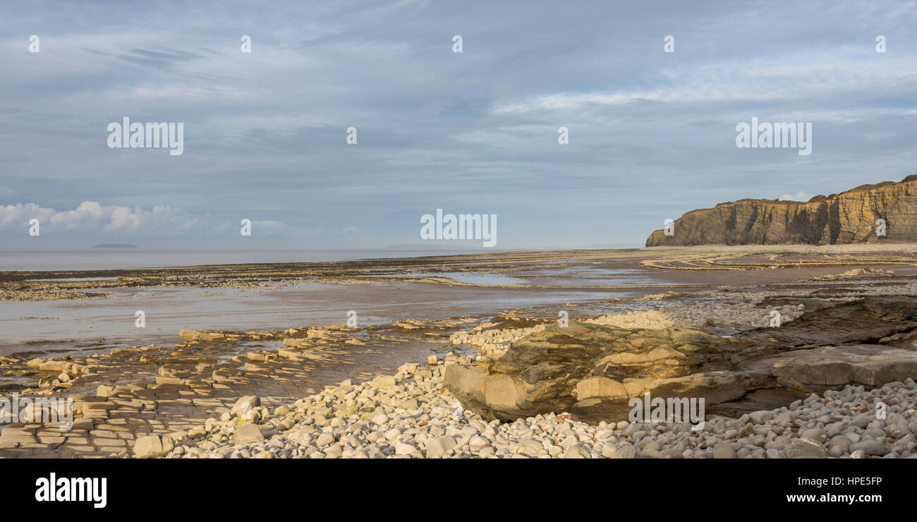 Kilve Strand, Somerset, UK. Hier wird das Quantocks und Meer aufeinander treffen und es gibt einige wunderbare Felsformationen und Fossilien. Stockfoto