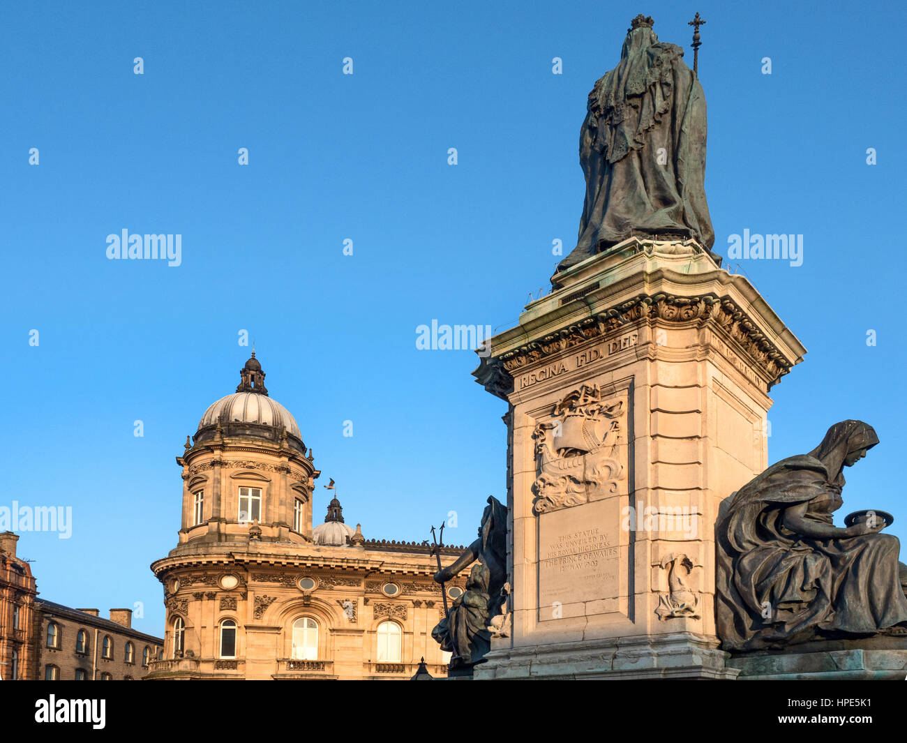 Rückseite des Sockels Victoria Statue mit Blick auf das Schifffahrtsmuseum auf Königin Victoria Square Rumpf Yorkshire England Stockfoto