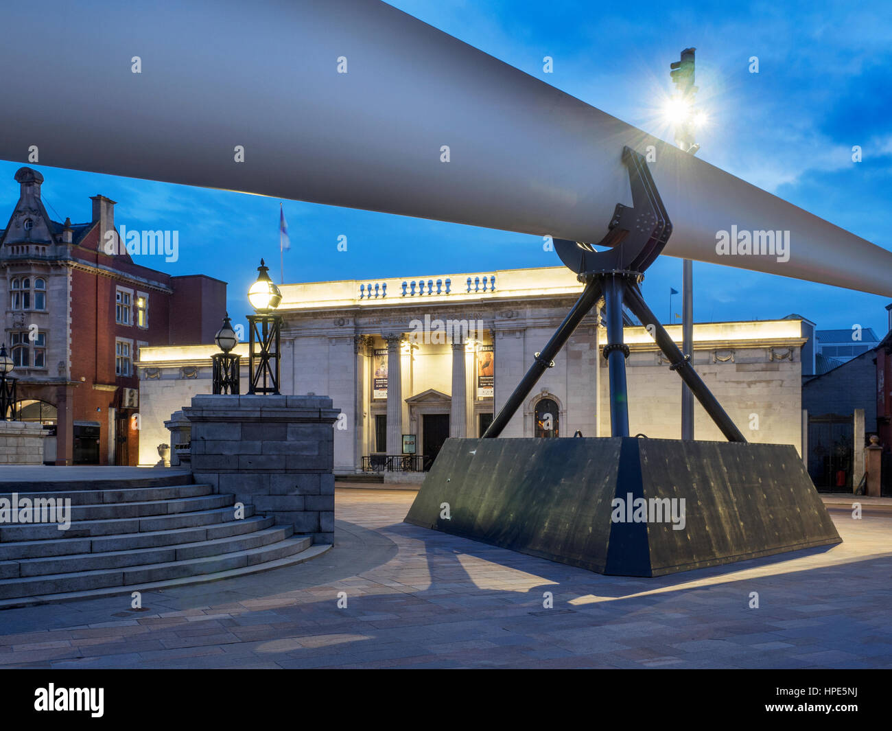 Klinge-Skulptur vor Ferens Art Gallery in Queen Victoria Square für Hull UK Stadt der Kultur 2017 Rumpf Yorkshire England Stockfoto