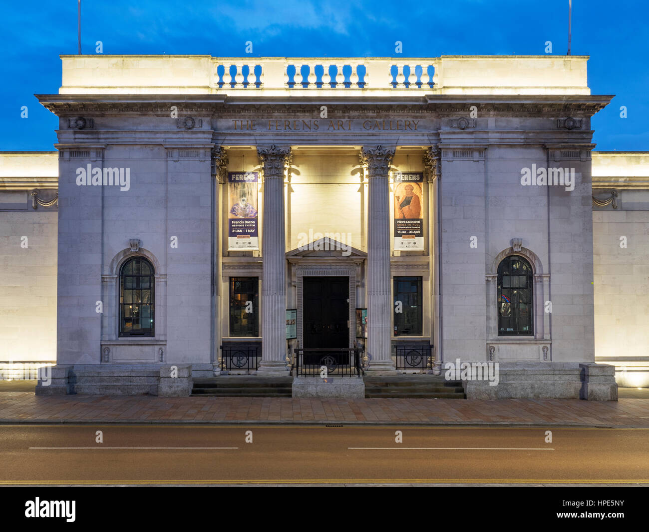Ferens Art Gallery in der Abenddämmerung im Queen Victoria Square Rumpf Yorkshire England Stockfoto