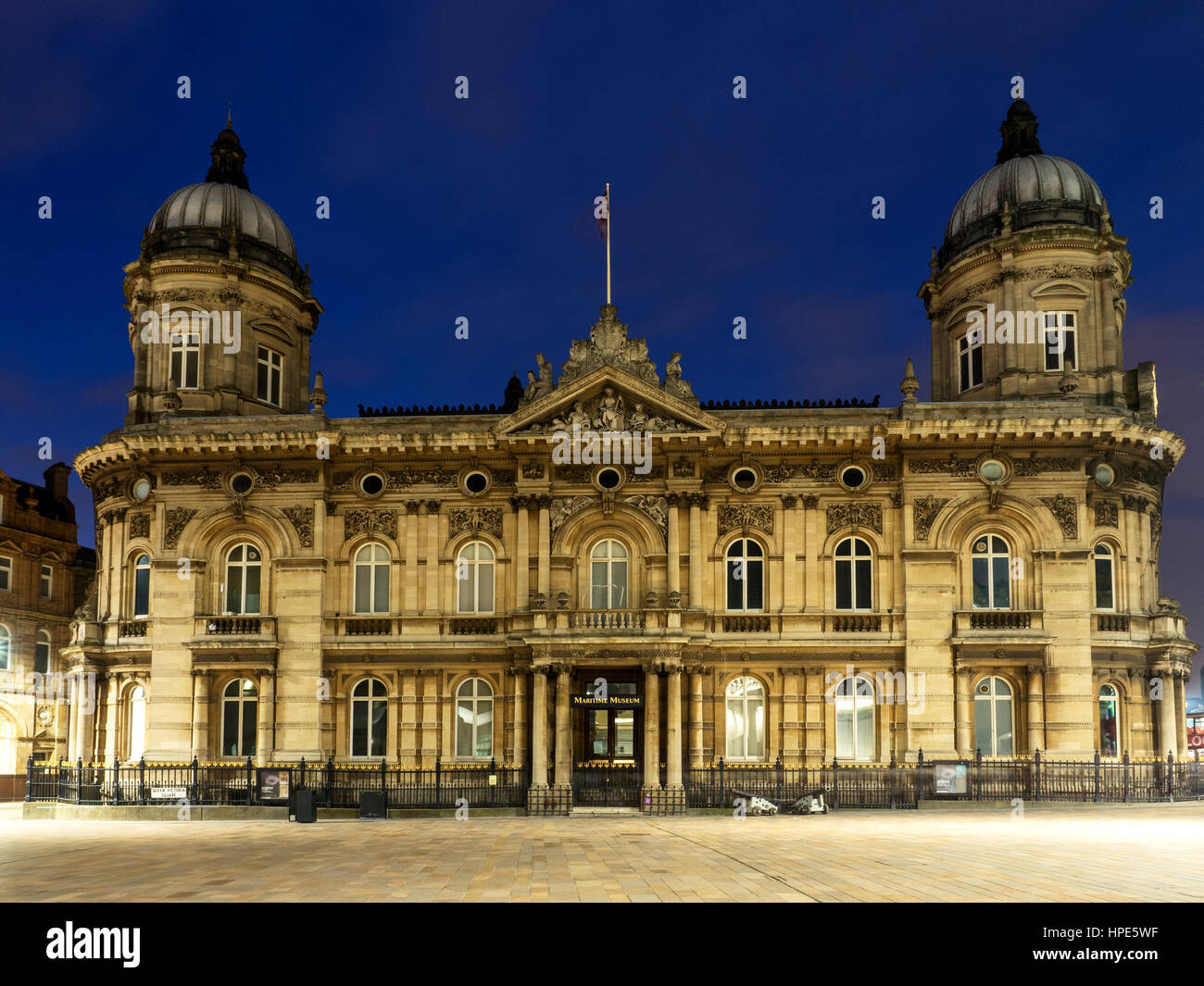 Schifffahrtsmuseum in der Abenddämmerung in Queen Victoria Square Rumpf Yorkshire England Stockfoto