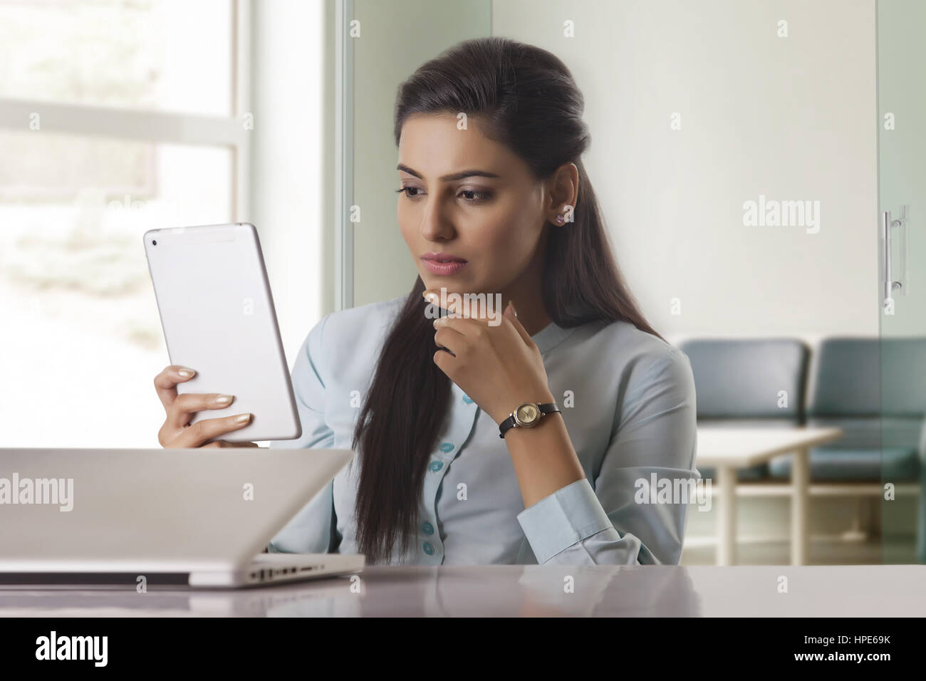 Geschäftsfrau mit digital-Tablette im Büro am Schreibtisch Stockfoto