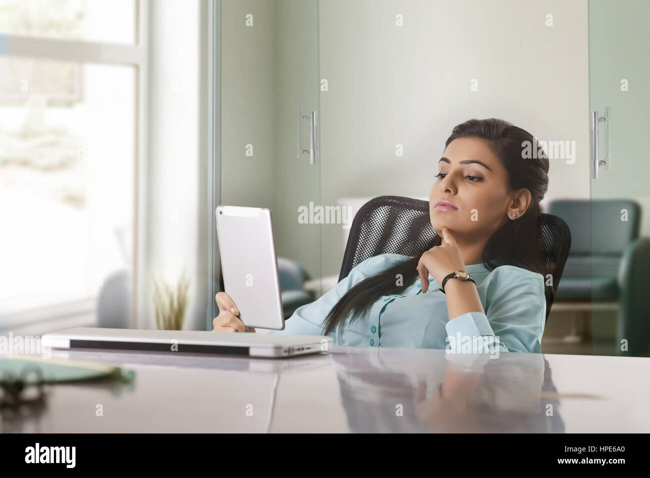 Geschäftsfrau mit digital-Tablette im Büro am Schreibtisch Stockfoto