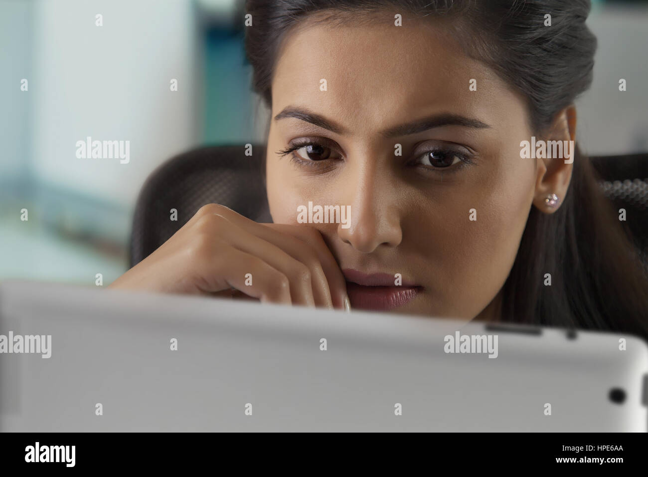 Nahaufnahme der Geschäftsfrau mit digital-Tablette am Schreibtisch im Büro Stockfoto