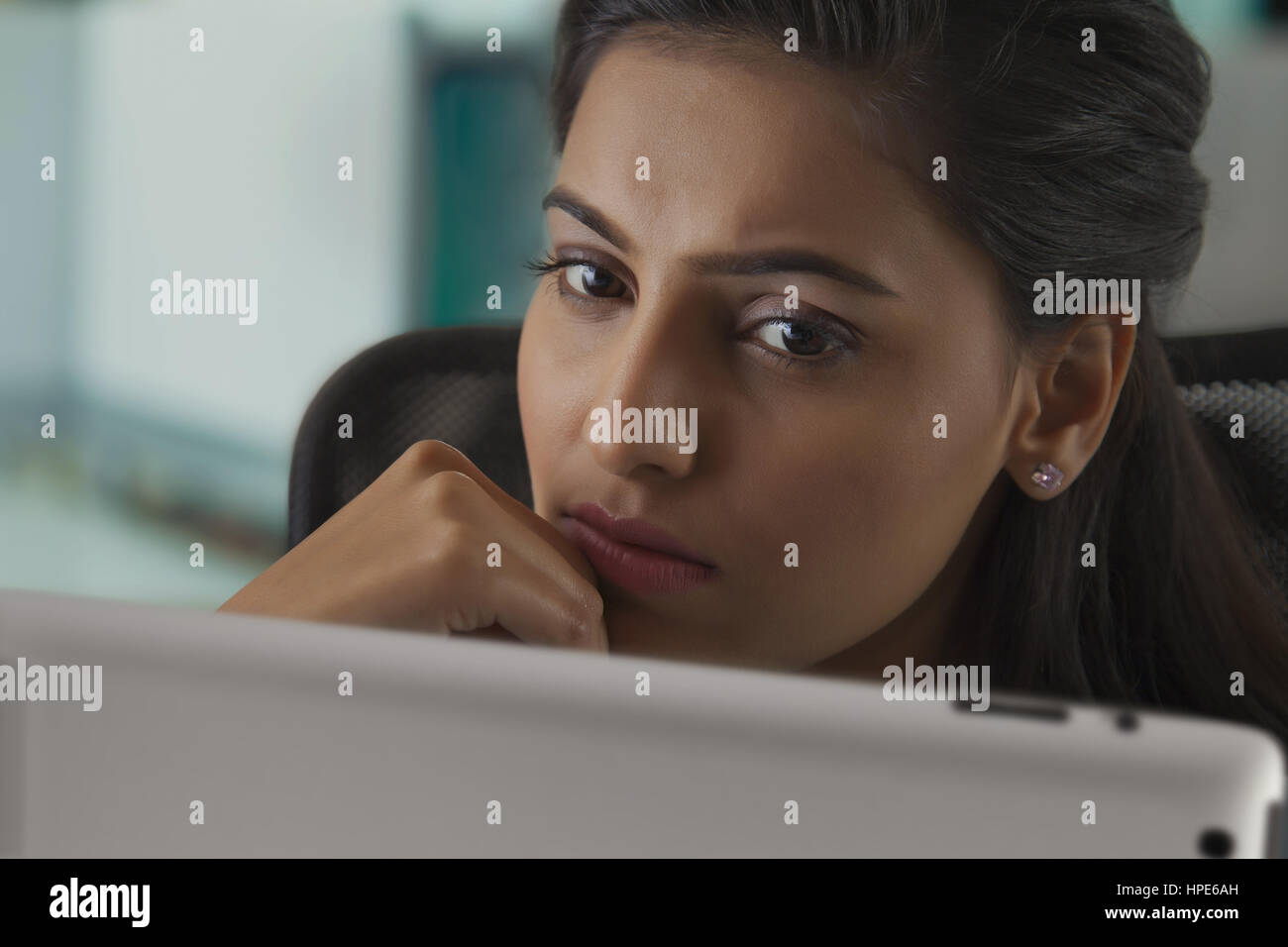 Nahaufnahme der Geschäftsfrau mit digital-Tablette am Schreibtisch im Büro Stockfoto
