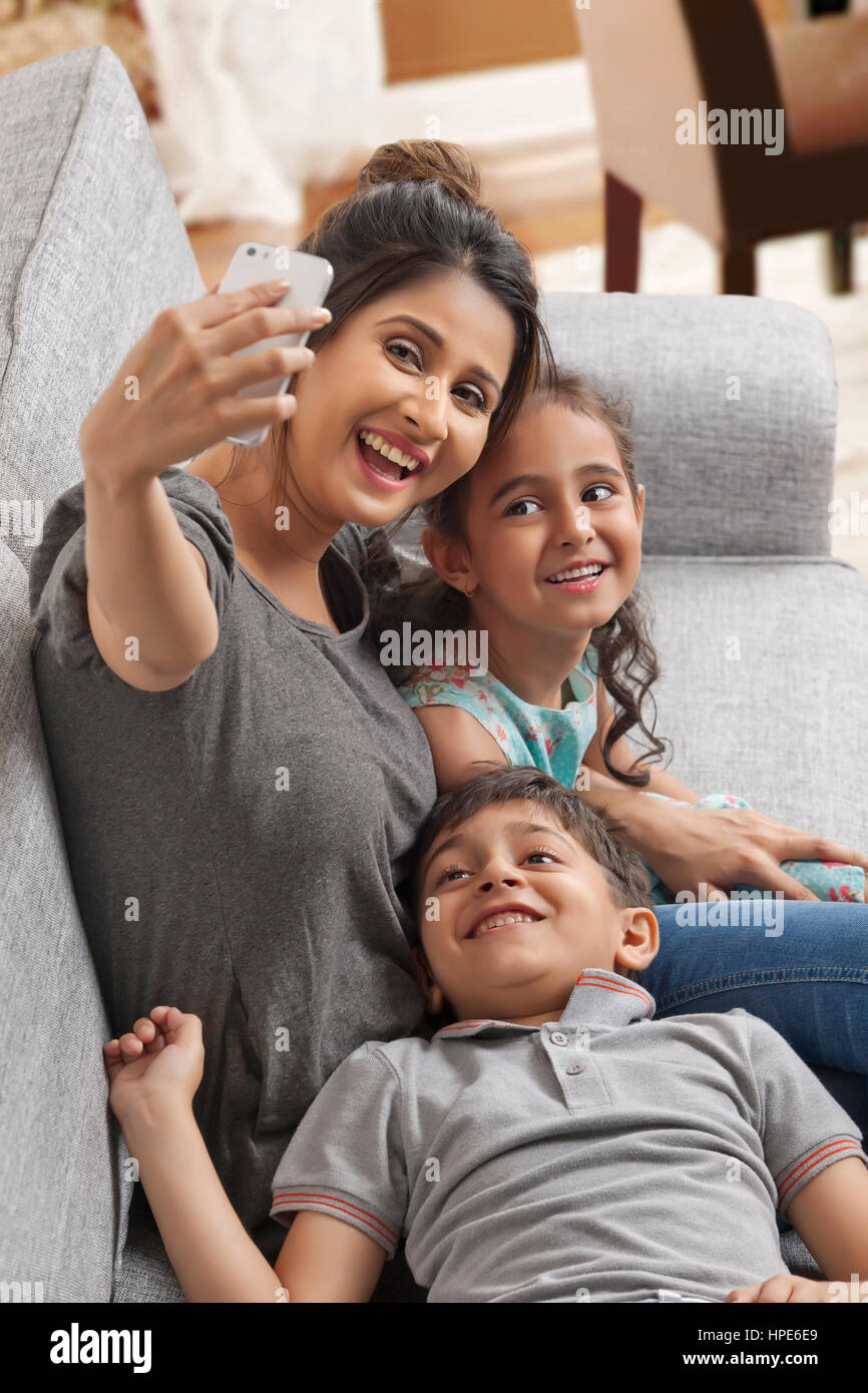 Lächelnde Mutter nimmt Selfie mit ihren Kindern Stockfoto