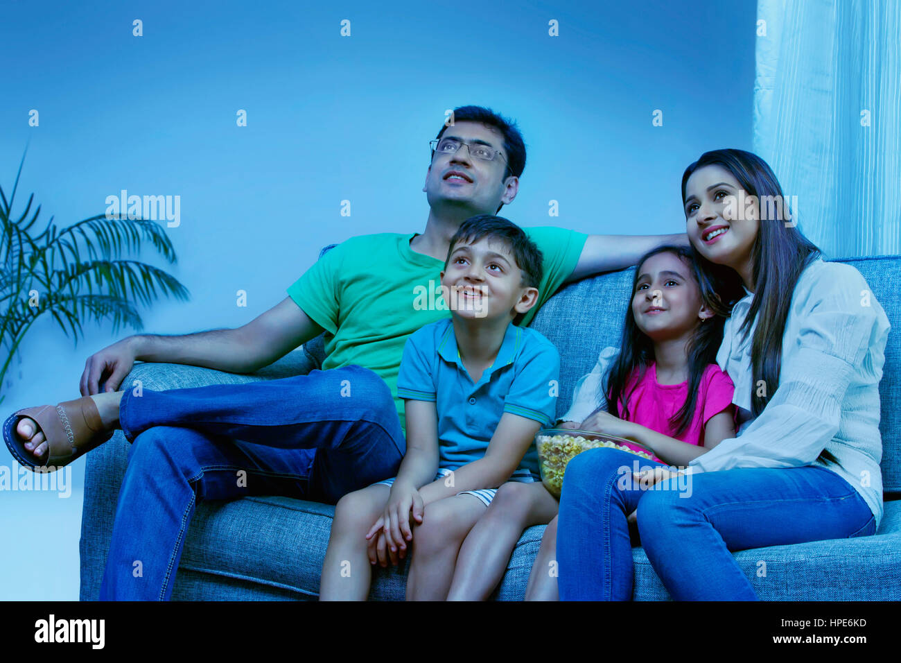 Familie vor dem Fernseher im Wohnzimmer Stockfoto