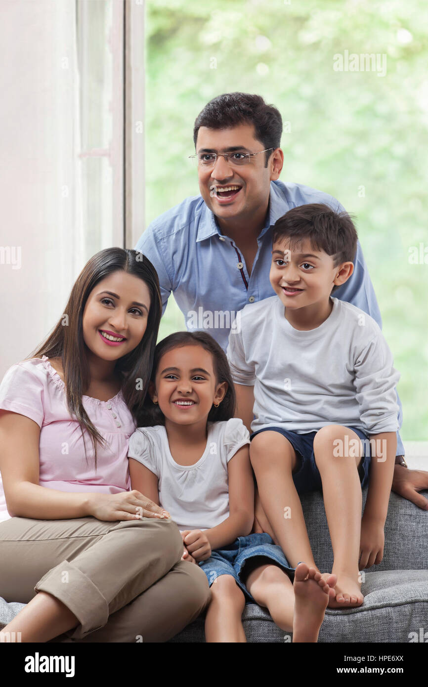 Fröhliche Familie zu Hause genießen Stockfoto