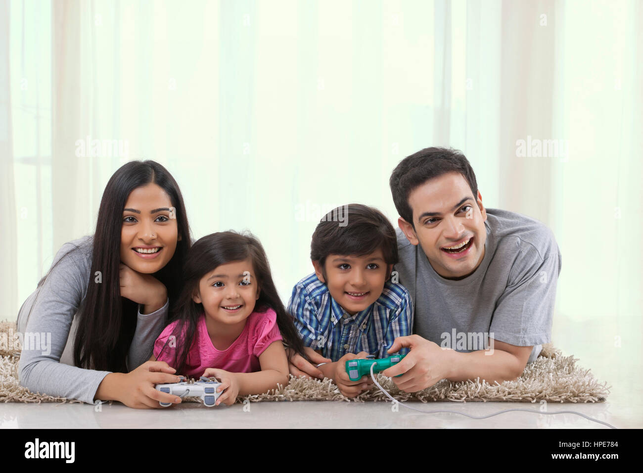 Familie auf Boden Videospiel im Wohnzimmer Stockfoto