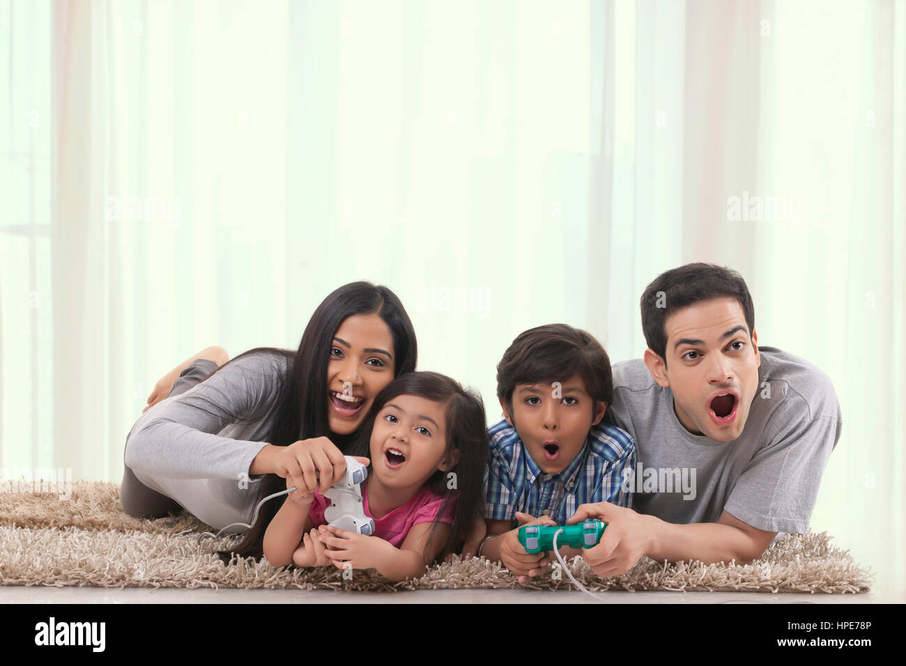 Fröhliche Familie Videospiel zu Hause Stockfoto