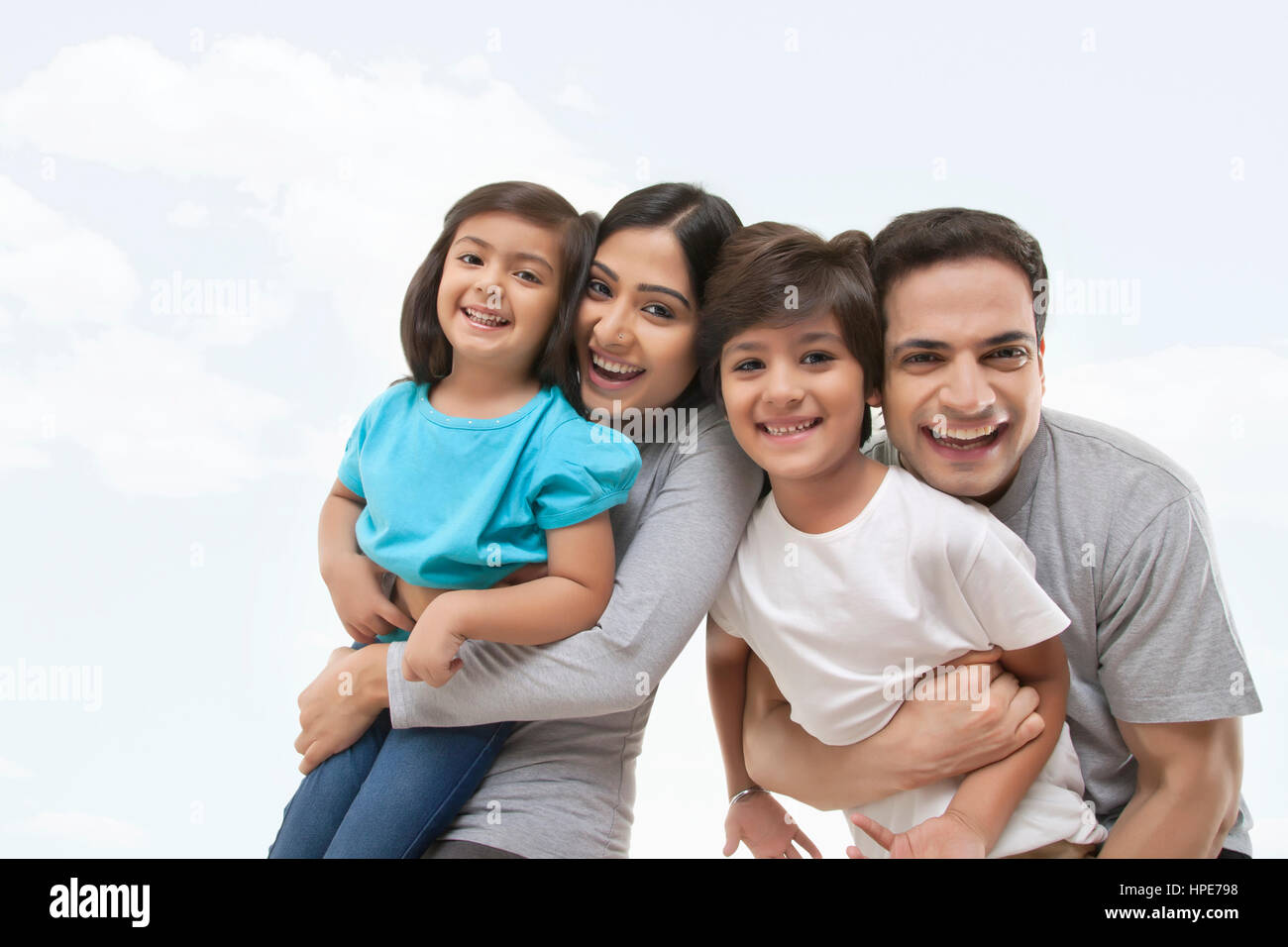 Porträt von glücklichen jungen Eltern und zwei Kinder Stockfoto