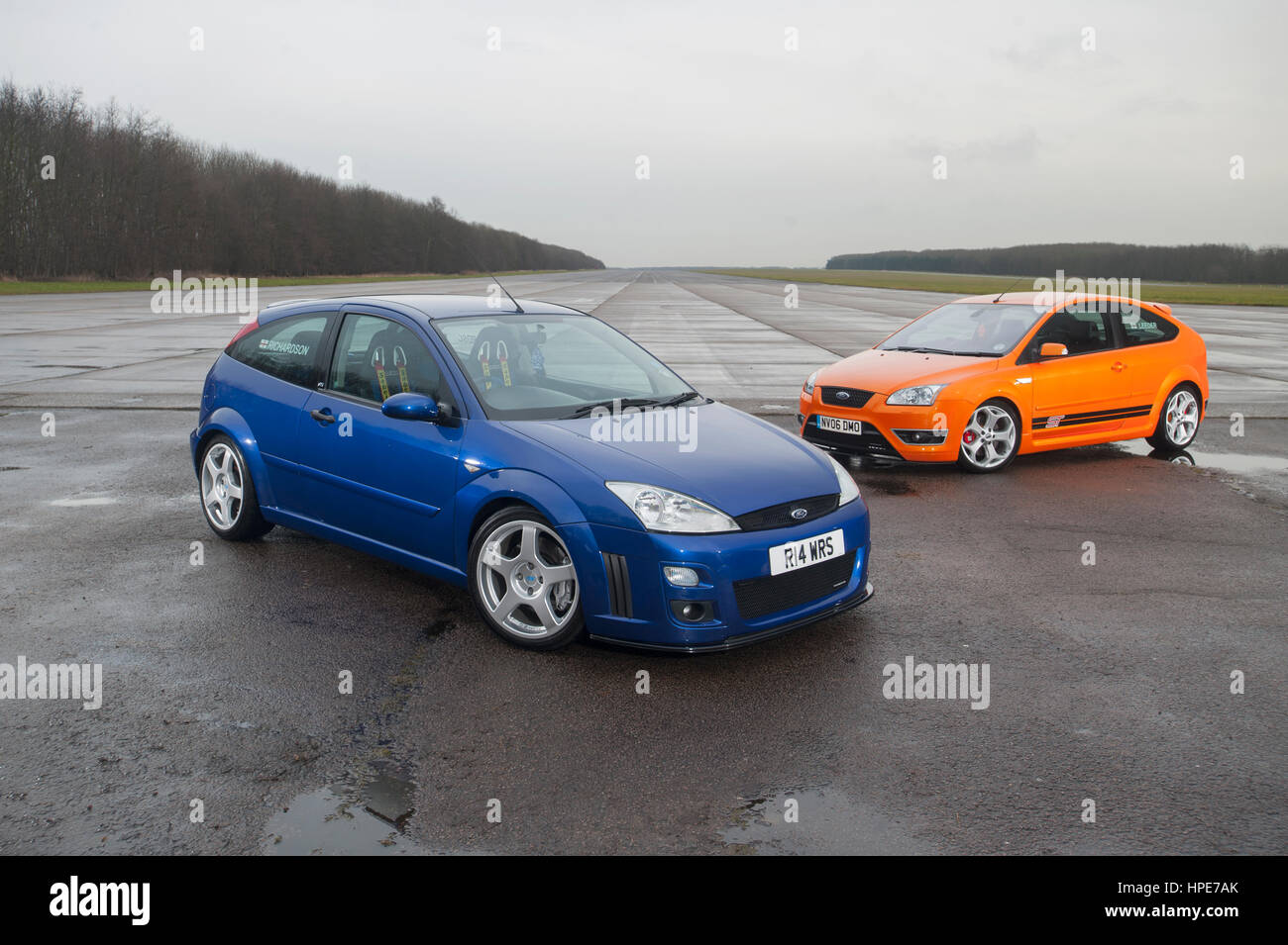 Blaue Mk1 Ford Focus RS und orange Mk2 Focus ST Stockfoto