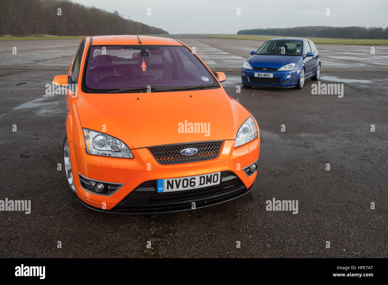 Blaue Mk1 Ford Focus RS und orange Mk2 Focus ST Stockfoto