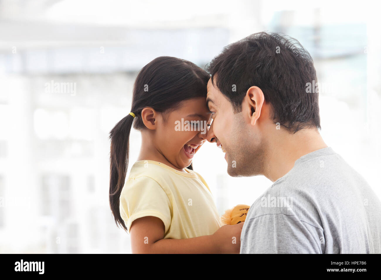Lächelnd, Vater und Tochter Stirnen berühren Stockfoto