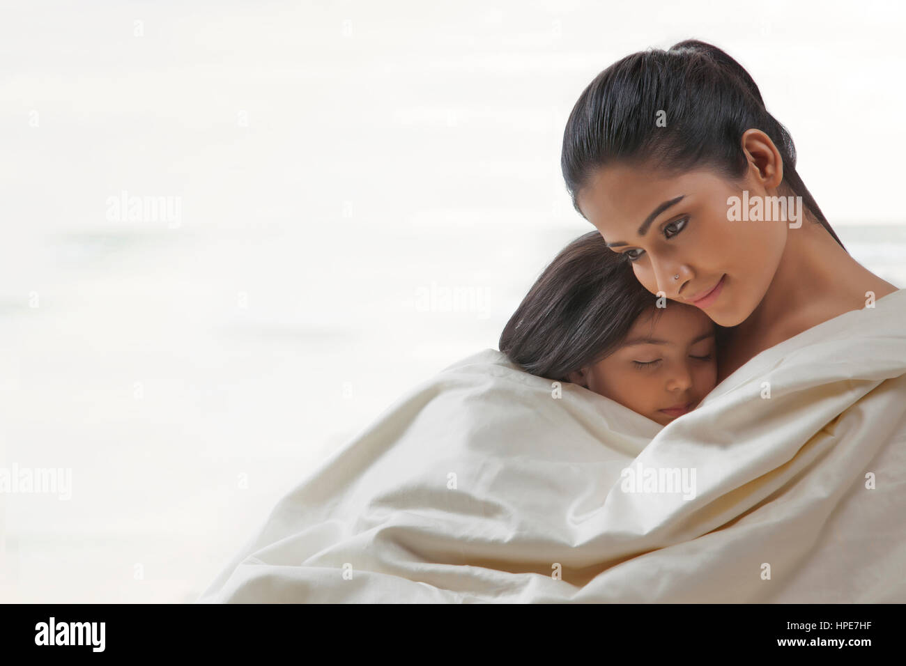 Mutter und Tochter in eine Decke gehüllt Stockfoto