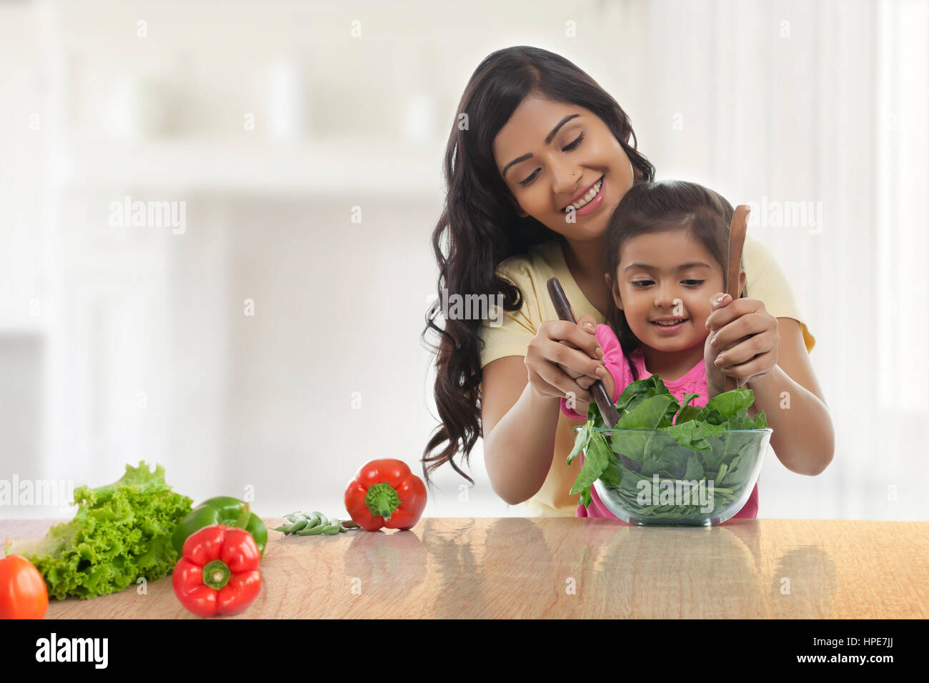 Mutter und Tochter machen Salat für das Mittagessen in der Küche Stockfoto