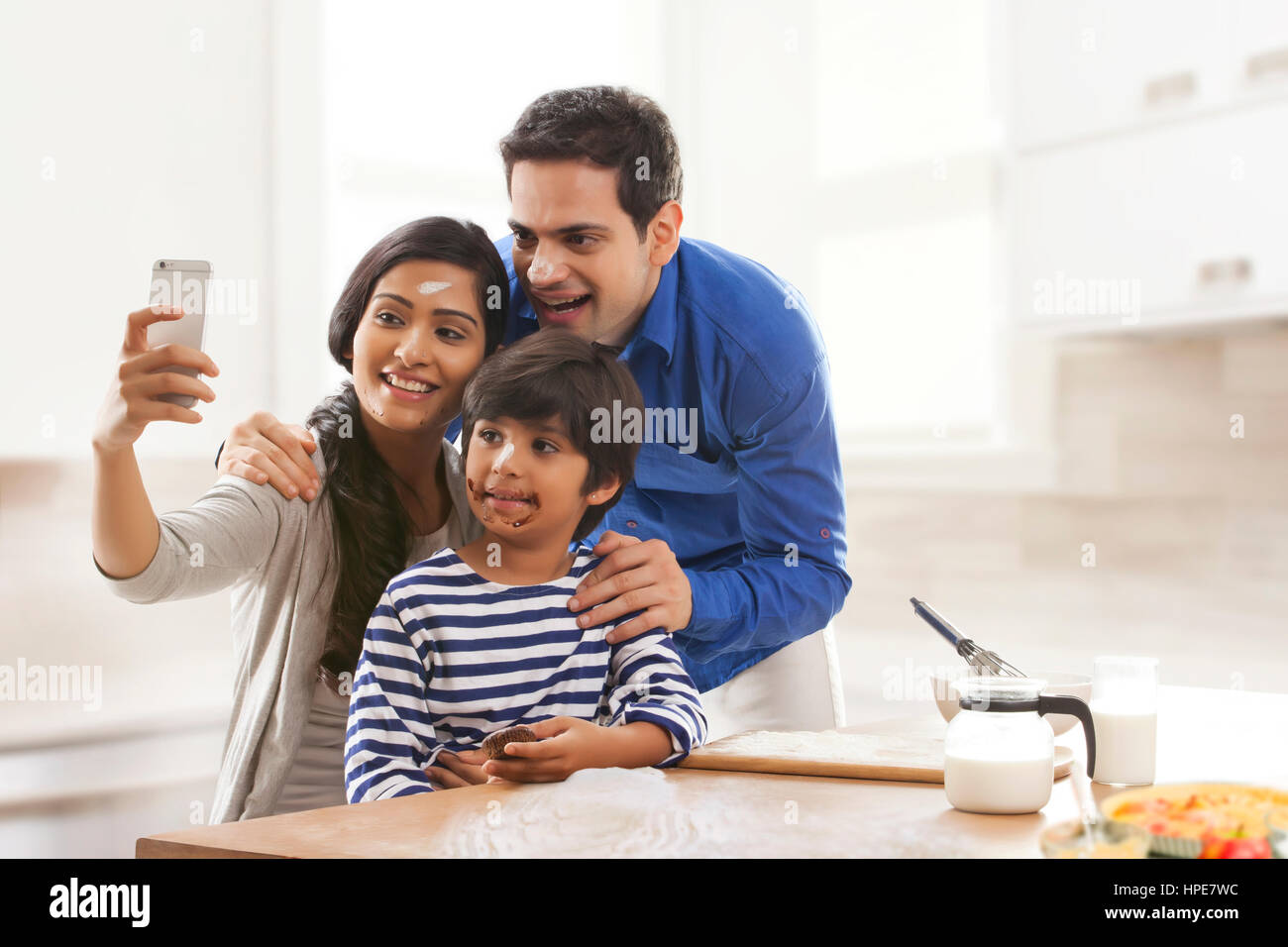 Familie nehmen Selfie während des Backens Stockfoto