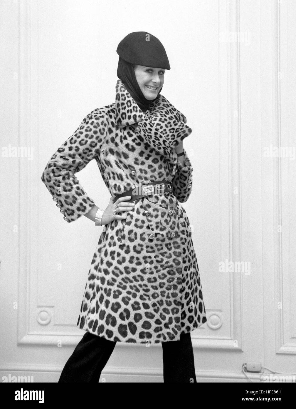 Aldine Honig trägt einen Leopard Trenchcoat zum Preis von £5.000 und ein Teil der House of Worth Millionen Pfund Fell Exportkampagne nach Europa, am Grosvenor Street, London gezeigt. Stockfoto