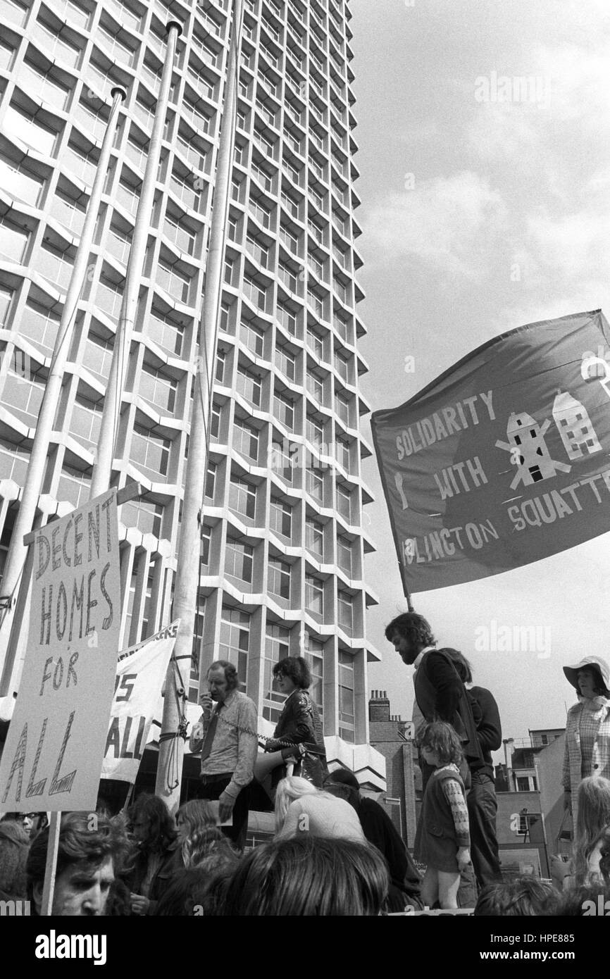 Sozialarbeiter John Connor anlässlich einer 'Homes für alle' Demonstration heute am Mittelpunkt (Links zu sehen), der umstrittensten unbesetzten Wolkenkratzers im St Giles Circus im Zentrum von London. Die Versammlung folgte einen Marsch von Islington Town Hall. Stockfoto