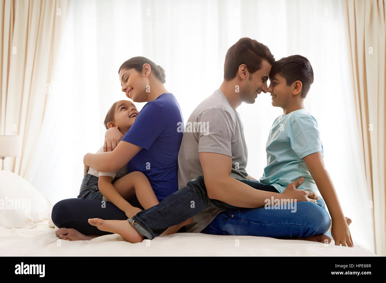 Familie entspannend auf Bett Stockfoto