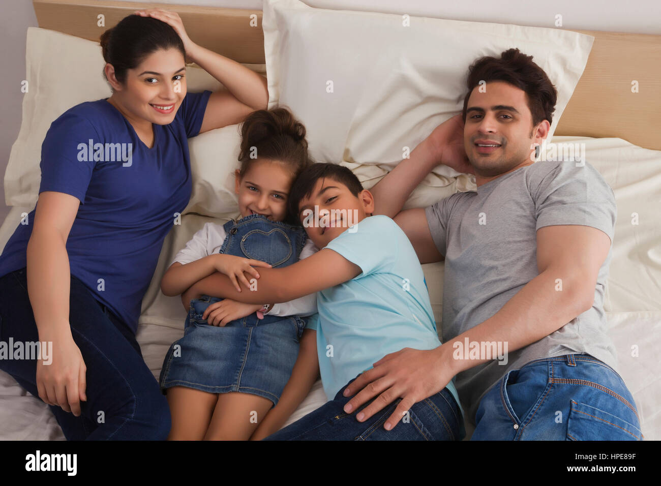 Porträt der Familie Entspannung auf Bett Stockfoto