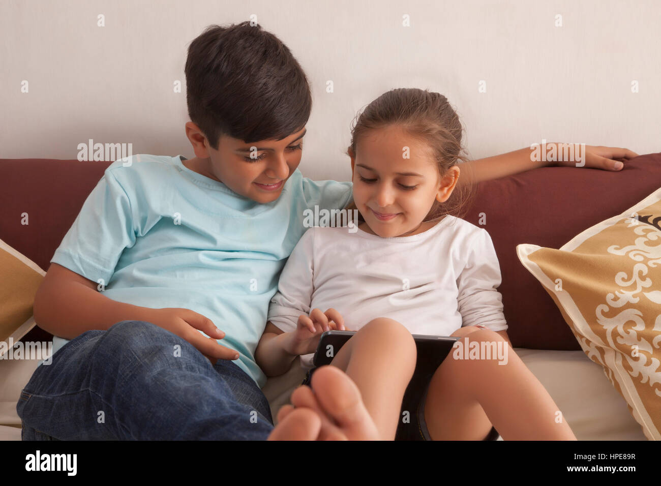 Bruder und Schwester Video Spiel auf digital-Tablette Stockfoto