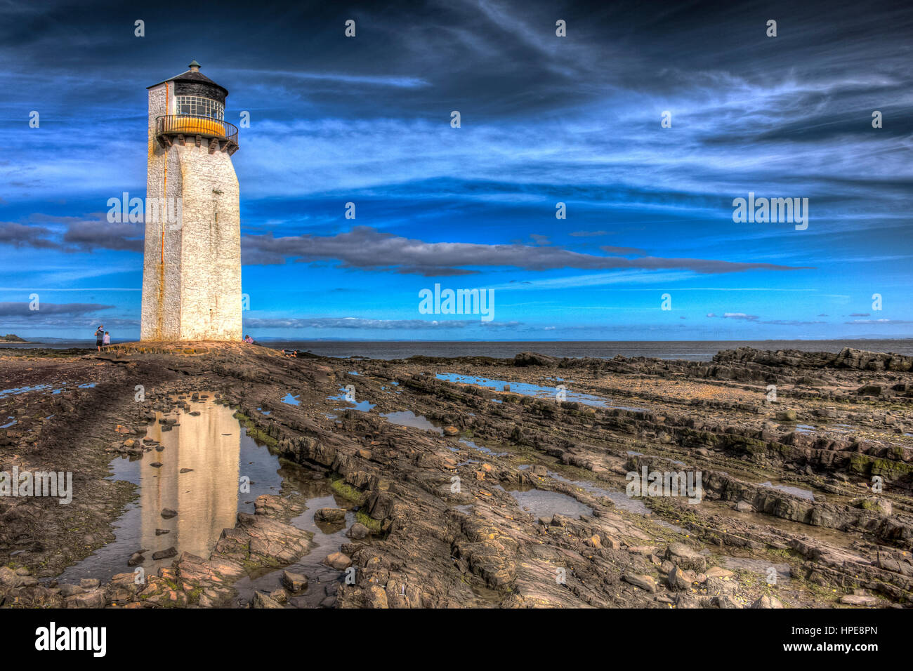 Southerness Leuchtturm wider in Rockpool. High Dynamic Range (HDR) Bild. Erbaut im Jahre 1749 mit Verbesserungen in den 1800er Jahren, unterstützt von der renommierten Stockfoto